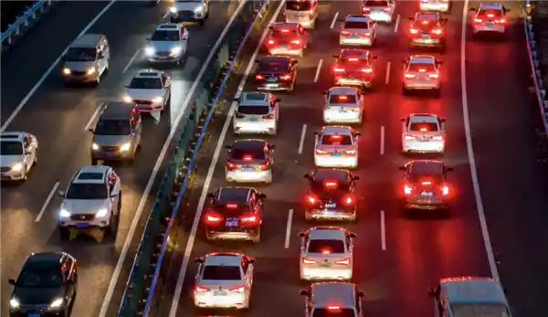 国庆出行高峰现鸳鸯锅拥堵 自驾18亿人次安全警报拉响