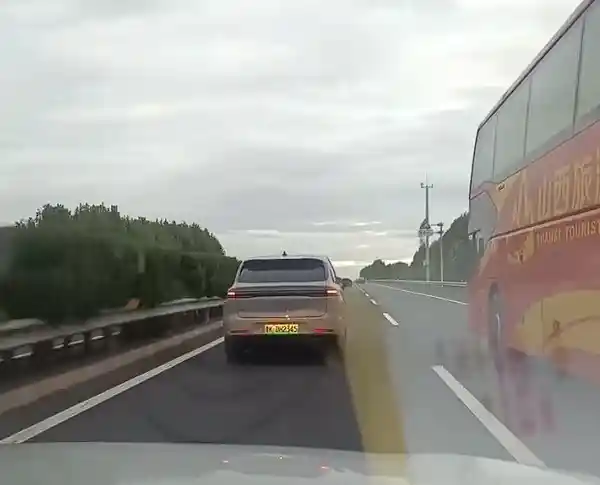 SUV并驾齐驱霸占高速，堵出新高度？安全驾驶警钟再响