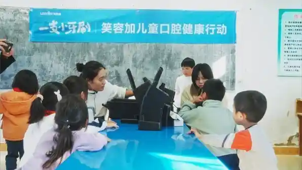 科技牙刷走进阳山，公益笑容点亮乡村